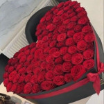 101 красная роза в черной коробке в виде сердца 101 красная роза в черной коробке в виде сердца