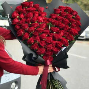 101 красная роза в виде сердца в черной бумаге