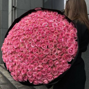 201 розовая роза в черной упаковке