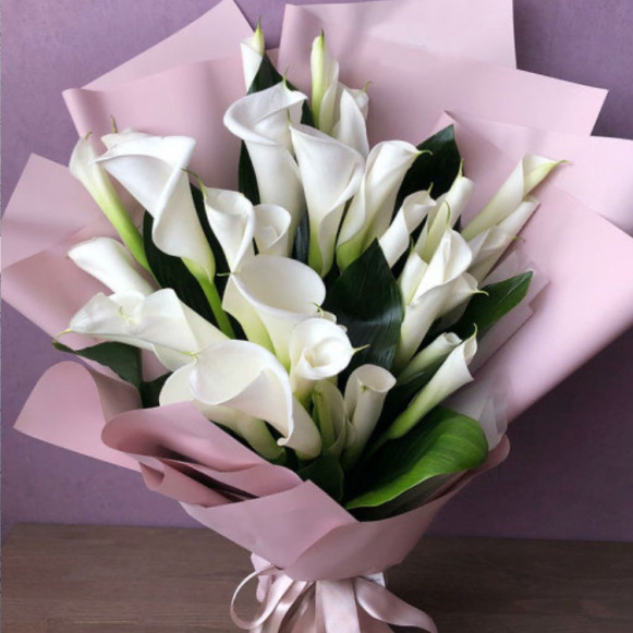 21 белая калла в упаковке
