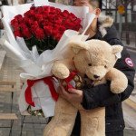 35 бордовых роз с мишкой и конфетами